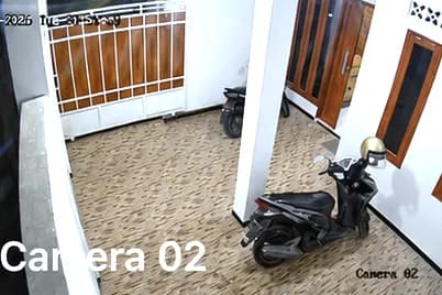 Tampilan kamera CCTV yang memantau area parkir Kos Mbak Elis, Sleman