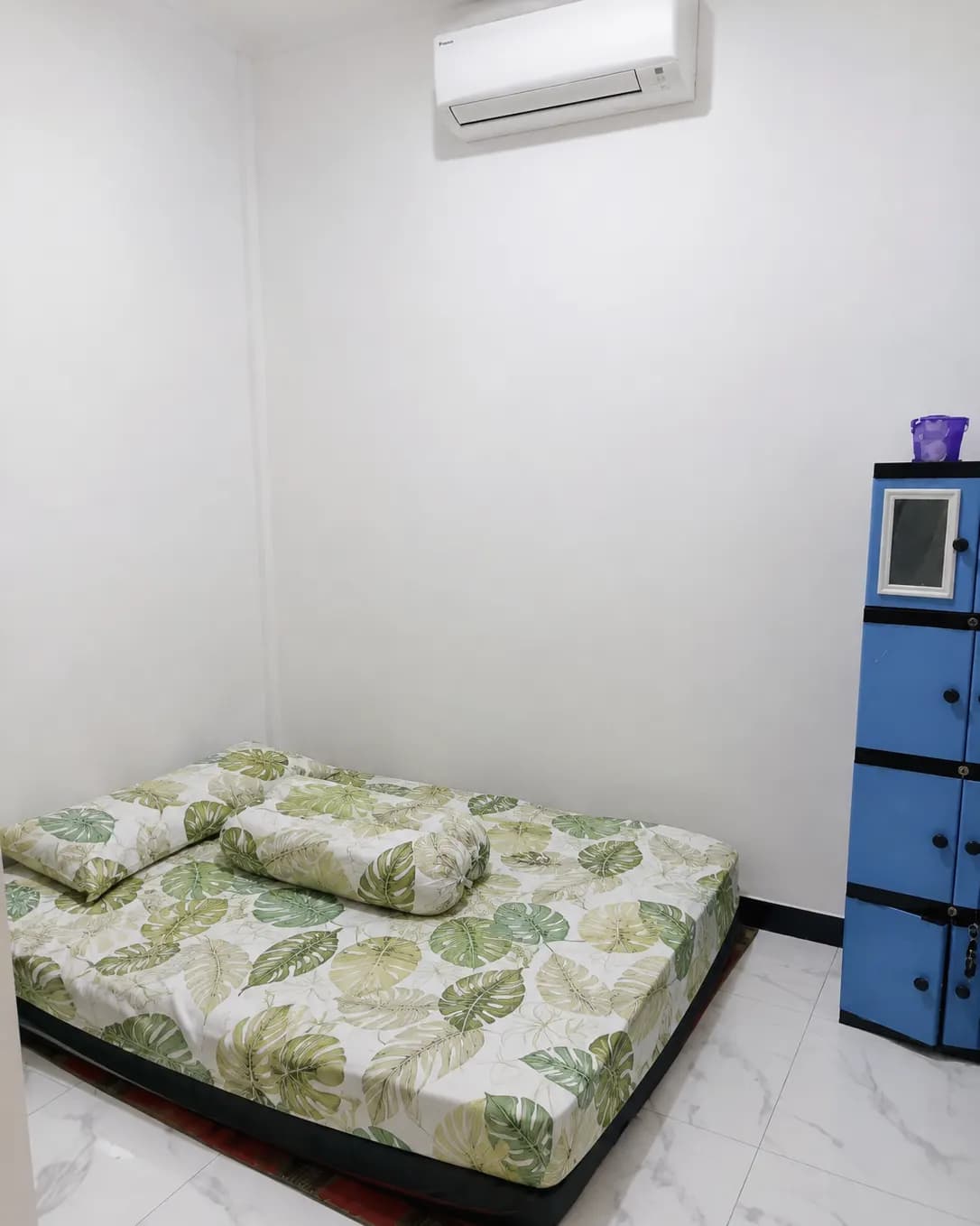 Kamar ac, kamar mandi luar di Kos Mbak Elis, Sleman