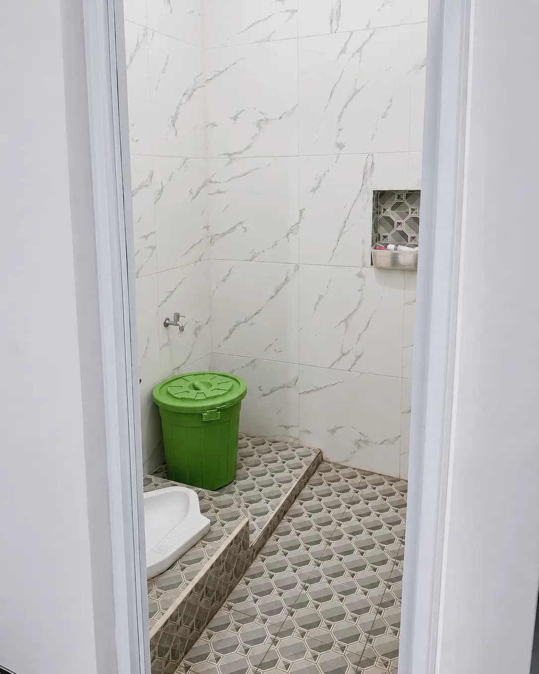 Kamar mandi bersama dengan kloset jongkok di Kos Mbak Elis, Sleman