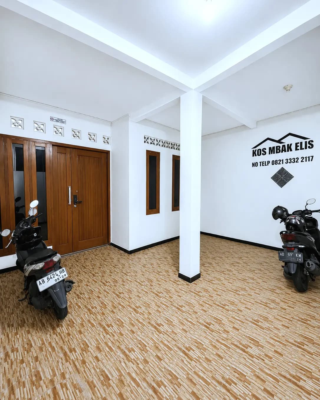 Parkir motor di dalam halaman Kos Mbak Elis, Krapyak, Triharjo, Sleman